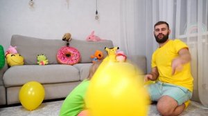 Девочка Ника и папа играют с цветными воздушными шариками