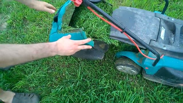 Газонокосилка электрическая Bosch Rotack 43, освобождение корзины от травы смотреть онлайн