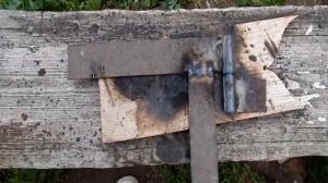 Крепление деревянной калитки к железному столбу своими руками