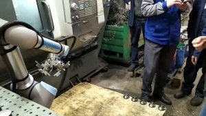Коллаборативный робот UR10e работает со станком HAAS ST20