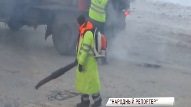 На улице Павлова асфальт укладывают прямо на обледенелую дорогу в снег смотреть онлайн