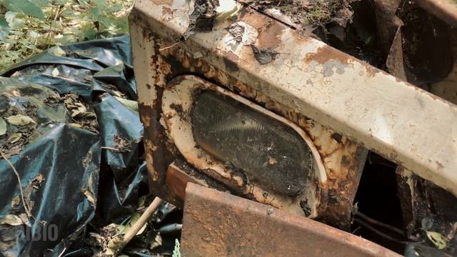 "TRABANTONOŽKA" podivný opuštěný Trabant a další auta смотреть онлайн