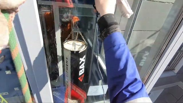 Мытье окон промышленными альпинистами. Высотный клининг. Стекломой.