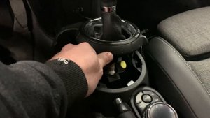 Как переключить селектор передач в нейтральное положение на MINI COOPER F56