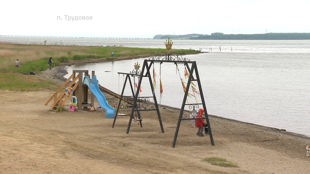 Жители поселка привели в порядок пляж
