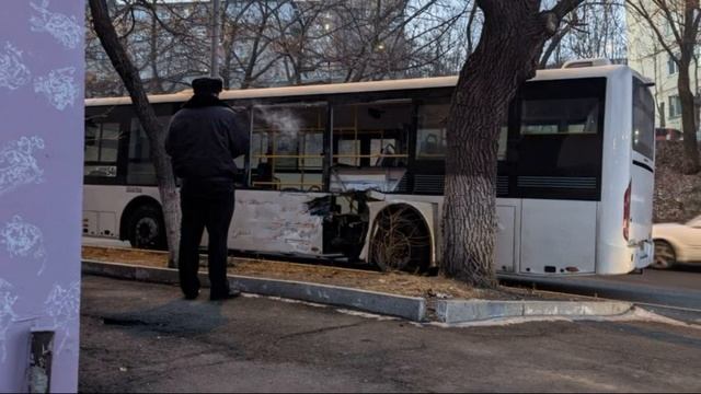 Пассажирский автобус столкнулся с ЖД локомотивом ?