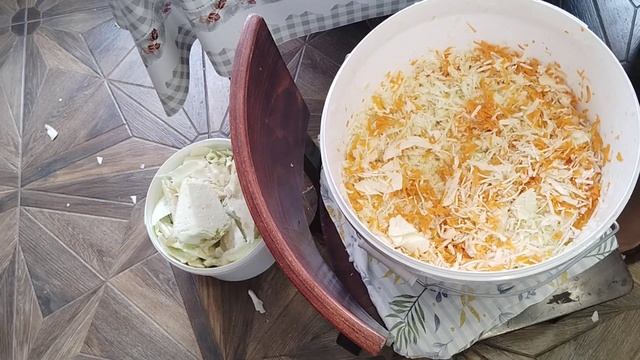 КВАШЕНАЯ КАПУСТА С ЯБЛОКАМИ И ЧЕТВЕРТИНКАМИ НА ЗИМУ! смотреть онлайн