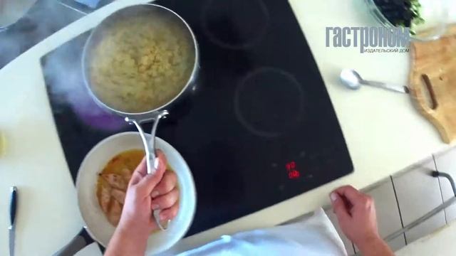 Салат из копченой рыбы с кальмарами и булгуром