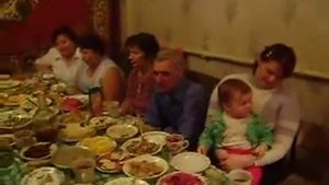Орловский парень душевно поет и играет на гармошке.