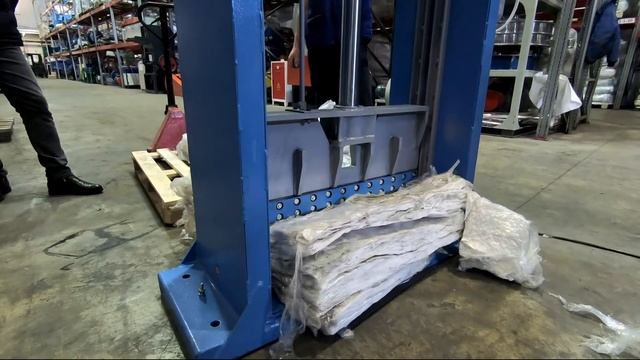 Рубим кипы стрейч пленки на гидравлической гильотине ГГР-800 смотреть онлайн