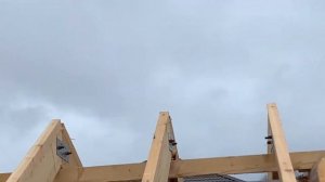 Монтаж постоянной крыши на сруб дома 9:9 в полтора этажа от нашей компании из леса диаметром 42 см