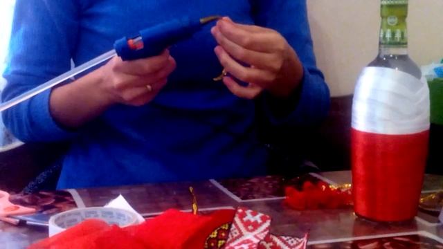 Один из вариантов как украсить бутылку для подарка.Декор бутилок. смотреть онлайн