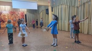 Танец с осенними листьями