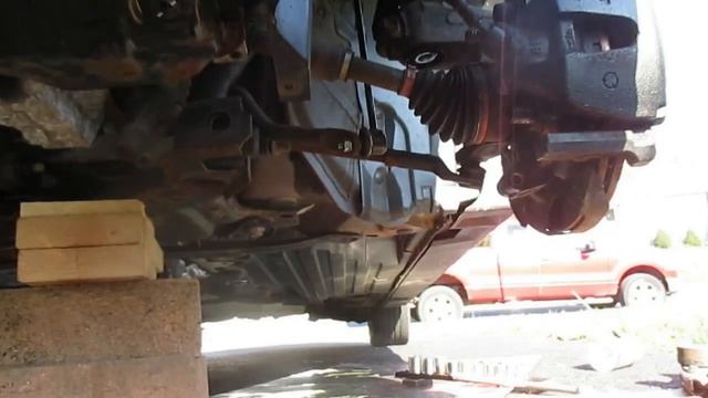 Replacing '06 -'10 Mazda 3 or 5 worn out lower control arm bushings. смотреть онлайн