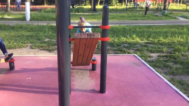 Девочка 6 лет делает подъем с переворотом