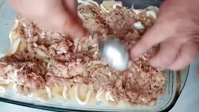 Картофель с фаршем, под сырной корочкой в духовке! Даже остыть не успеет! Без жарки и без возни!