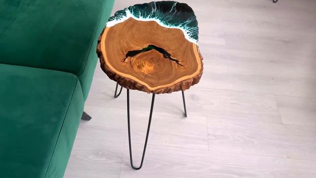 Придиванный столик из массива карагача