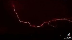 Красная молния, вы видели такое?
