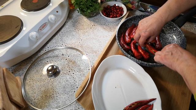ФАРШИРОВАННЫЙ ОСТРЫЙ ПЕРЕЦ БРЫНЗОЙ И ОРЕХАМИ.
