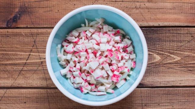 Салат креветки кальмары крабовые палочки