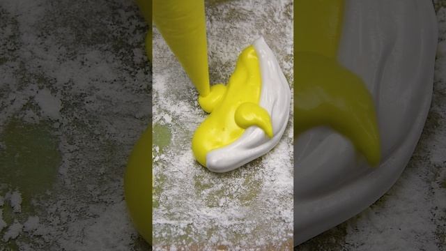 Желтая акула из маршмеллоу