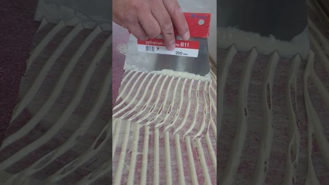 Укладываем паркетную доску клеевым способом на прогрунтованное основание пола (полусухая стяжка)