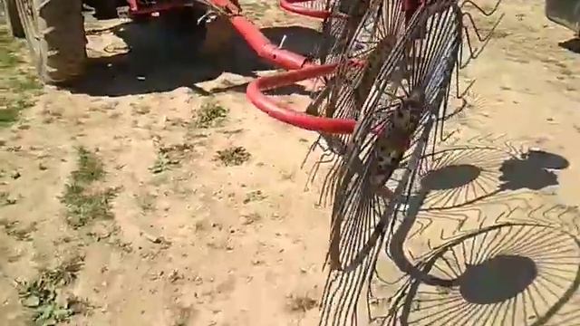 Подготовка к сенокосу . Загрузка дров на телегу с помощью куна с вилами. смотреть онлайн