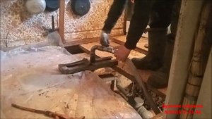 Абиссинский колодец в подвале деревенского дома.
