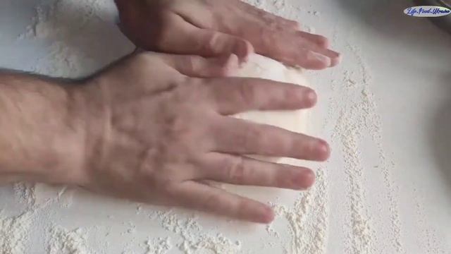 Чебуреки как в настоящих чебуречных,из нашего детства.......#чебурекисмясом#еда#рецепт