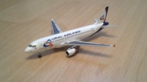 Модель самолёта Airbus A 320 Уралиские авиалинии 1/400.