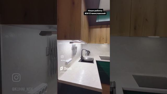Угловая кухня в хрущевке, два уровня шкафов, угловая, зеленая, под потолок
