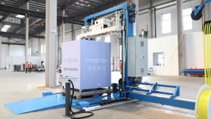 Автомат упаковки паллет с продуктом в стрейтч-плёнку с их вертикальной обвязкой стреппинг-лентами.