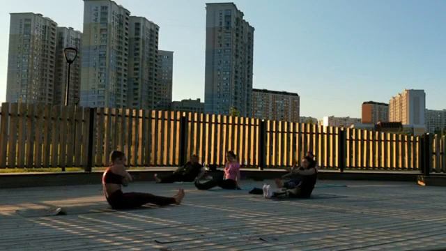 Йога на свежем воздухе с Ксенией Лилиной смотреть онлайн