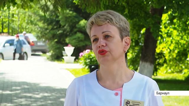 «Летний снег»: рассказываем, чем опасен пух в сезон цветения тополей в Алтайском крае смотреть онлайн