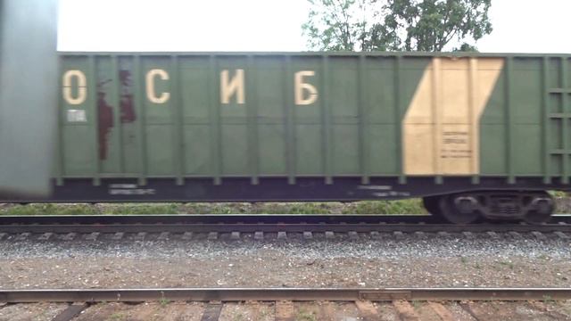 2ТЭ10МК с чётным грузовым поездом проезжает ст. Вазюк смотреть онлайн