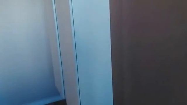 Белые парящие шкафы и дизайнерская тумба под ТВ смотреть онлайн