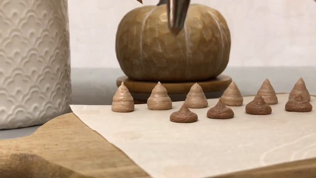 Buttercream acorn piping - Beginner fall piping tutorial 2021