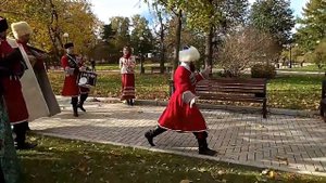 Ой ся, ты, ой Ся! Казаки спели и сплясали на улице лезгинку и нереально круто крутили шашки!