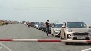 Километровые очереди возникли на границе Астрахань – Атырау