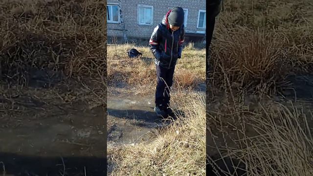 Пацаны ломают лёд и проваливаются часть 4. оператор сломал ногу! смотреть онлайн