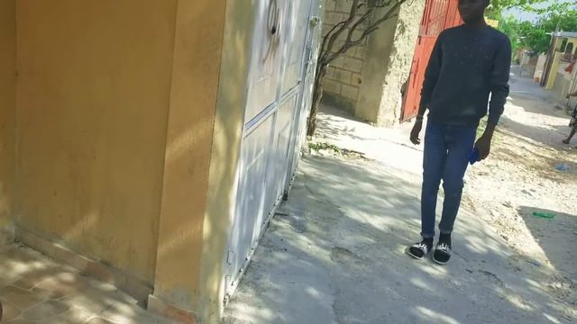 Kouri vin gade jan yap bat yon nèg pou vôlè telefôn?? смотреть онлайн