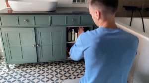 Тумба с накладной раковиной на тонких опорах