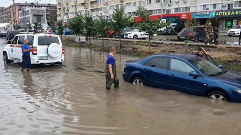 В Крыму и Краснодарском крае из-за сильнейших ливней действует штормовое предупреждение