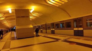 поезда Русичи на станции метро улица академика Янгеля