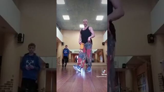 КАК НАУЧИТЬСЯ ТАНЦЕВАТЬ САМОЕ ТОПОВОЕ ДВИЖЕНИЕ ТИК ТОК ТАНЦЫ 2021 SHUFFLE DANCE TUTORIAL TIK TOK.