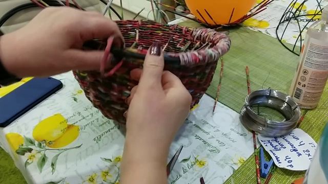 Плетем ПОДВЕСНОЕ КАШПО из бумаги.Урок шестой. смотреть онлайн