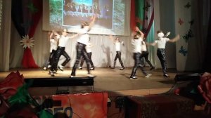 Красная лента, зелёная трава