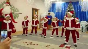 Танец Санта Клаусов в детском саду