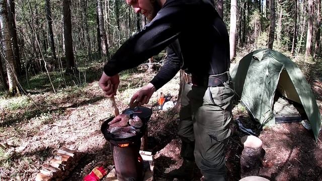 Строю кухню в лесу|жарю пойманную рыбу|часть 2 смотреть онлайн