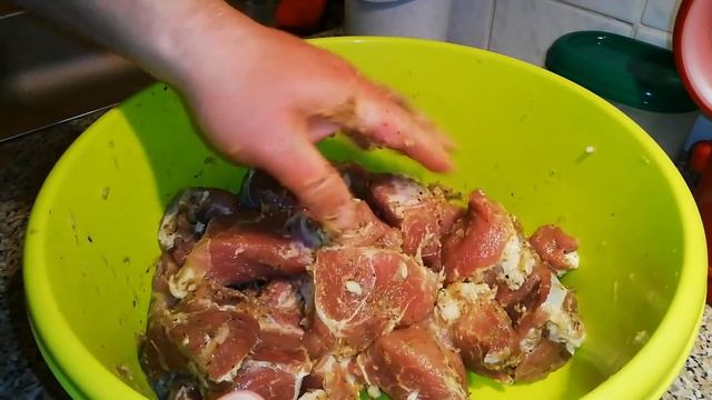 Мариную мясо для очень сочного шашлыка. смотреть онлайн